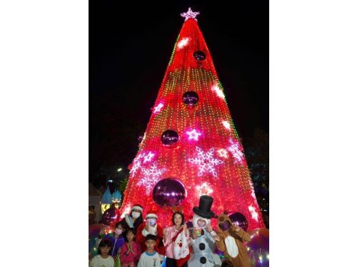 「粉紅浪漫」屏東聖誕節盛大開幕 12組巨型燈飾夢幻登場